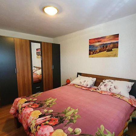 Apartment Mirella For 6 Persons Located In Central Istria Gradinje Exterior foto